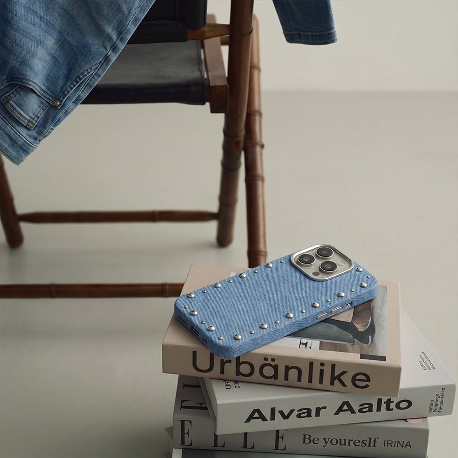 Carcasa Denim MagBattery para iPhone 13 Pro — vista en ángulo estilo casual
